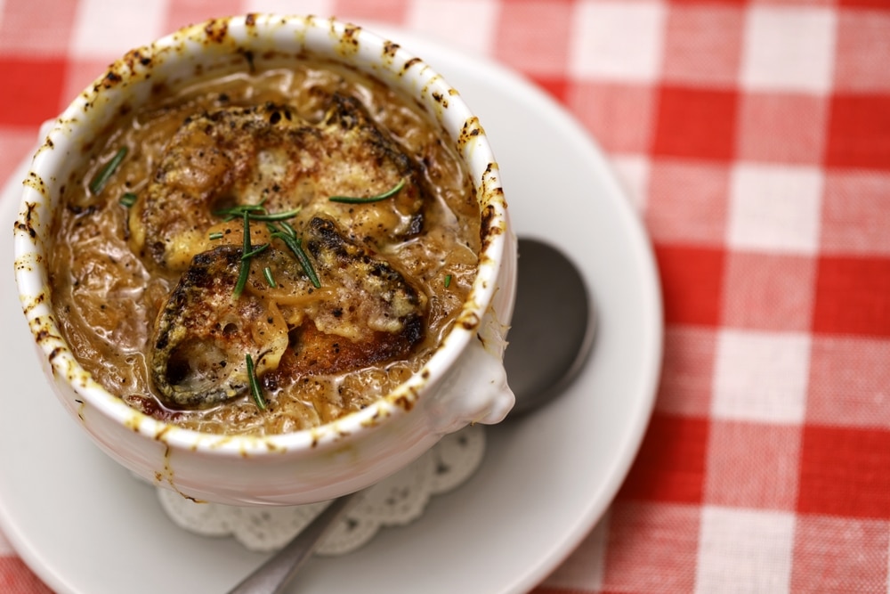 French Onion Soup (soupe À L'oignon Gratinée)