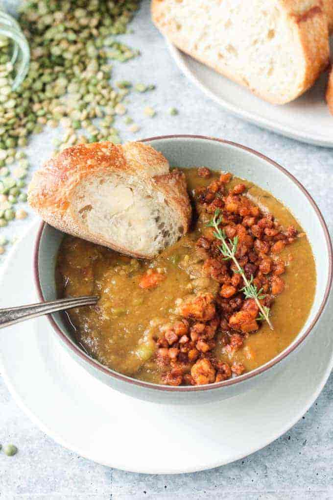 Savory Spring Splendor: Vegan Pea Soup with Crusty Bread 