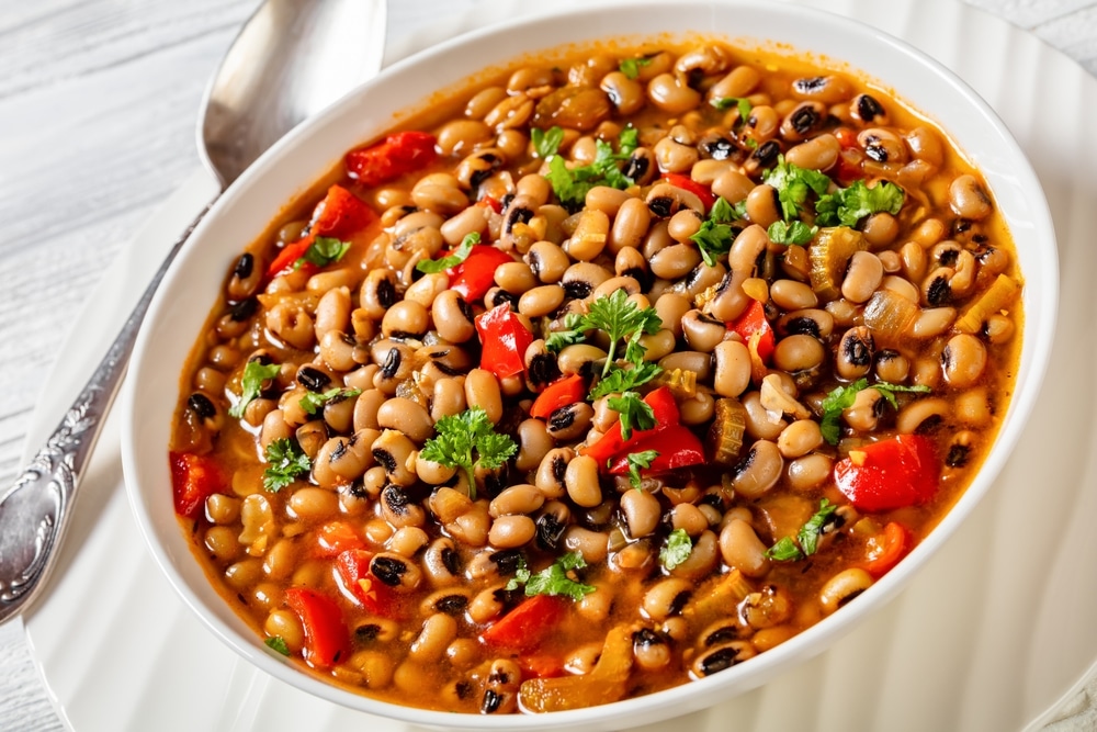 A close view of a bowl of black eyed peas