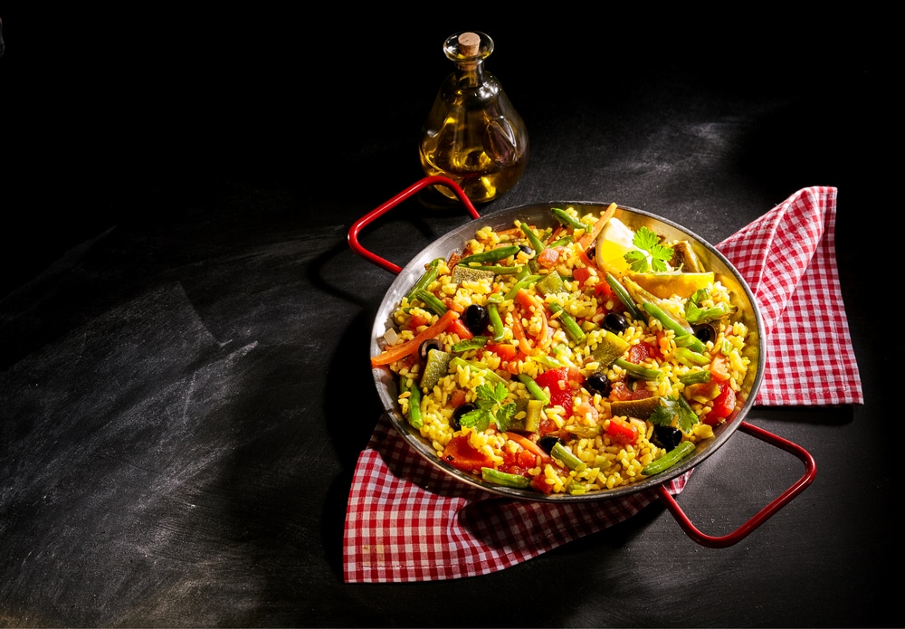 A view of a steaming hot vegetarian paella inside a pan